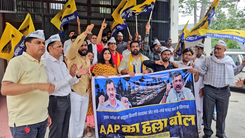 AAPUttarPradesh's tweet photo. योगी सरकार में बदहाल बिजली व्यवस्था और घंटों पॉवर कट के खिलाफ़ गाजियाबाद जनपद में पिछड़ा प्रकोष्ठ प्रदेश अध्यक्षा @ChhaviDr जी की उपस्थिति एवं जिलाध्यक्ष निमित यादव जी के नेतृत्व में AAP कार्यकर्ताओं ने विरोध प्रदर्शन कर महामहिम राज्यपाल महोदया जी को संबोधित ज्ञापन प्रशासनिक अधिकारी को सौंपा।

घर में अंधेरा, बाहर लू,
जनता बोले — थू… थू…थू…

#AAP_का_बिजली_आंदोलन