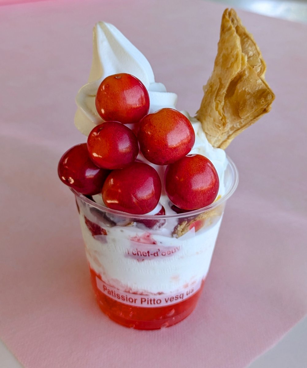 現在の天候は晴れで、気温は下がらず30℃位ありますね😐🍒さくらんぼシーズン🍒真っただ中、今年も「さくらんぼパフェ🍒」の販売を開始しています😀
今年もスタッフが協力し合って完成させた自信作‼