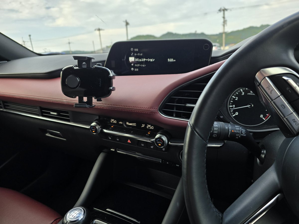 昨日買ったホルダー、ナビの手前に取り付けてみました。
位置的にもナビを遮らないしGood
#マツダ3