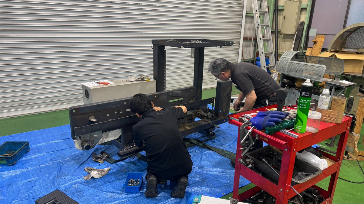 お疲れ様です！
寄居工場ではYTC型のオーバーホールが進んでいます！
社長の昔からのご友人が一緒に作業を手伝ってくれています。
人手が増えているので作業が進みますね～ありがたい！😁
#企業公式がお疲れ様を言い合う
