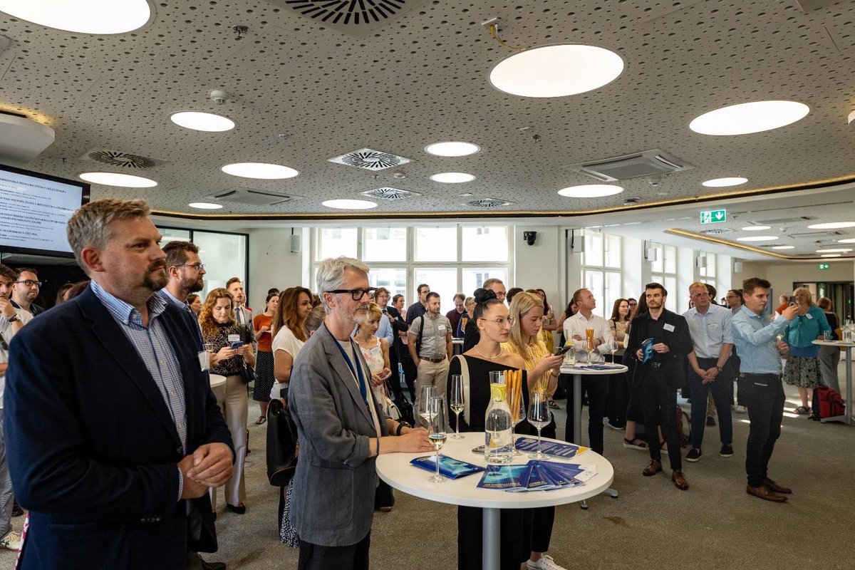 Čechy a Češky v institucích 🇪🇺 potřebujeme jako sůl.

U nás v Evropském domě se proto sešli stážisté, studenti, zaměstnanci EU institucí i 🇨🇿 státní správy. Všichni jsme na jedné lodi a v nejisté době musíme společně kopat za evropské hodnoty, aby EU zůstala silná a jednotná.💪