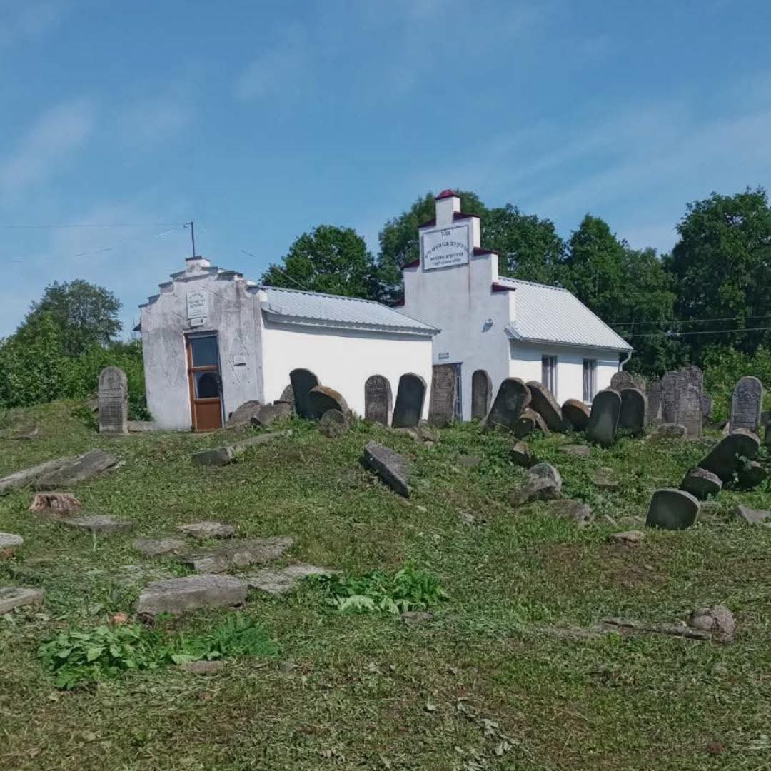 The #Jewish cemetery in Nadvirna (Ivano-Frankivsk) has been cleaned again thanks to ESJF's ongoing efforts, funded by Steven Turner (Gesher Galicia). A fence was installed in 2019 to protect the site. Honoring Jewish community lost in the #Holocaust.