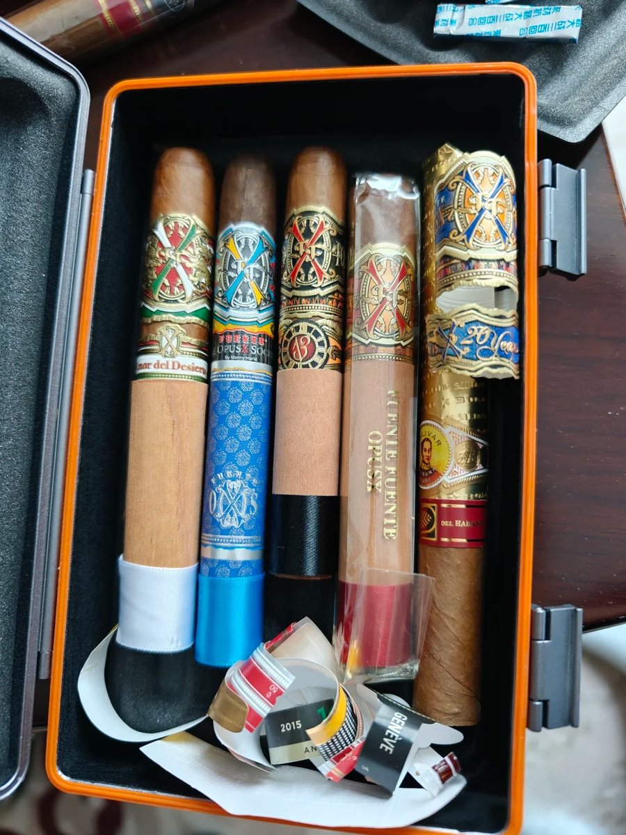 CigarLogs's tweet image. I switch my cigar travel case depending on the occasion —
Today’s PR event calls for something bold and beautiful.
Let’s just say… the Opus X lineup speaks for itself. 💼🔥💨
#CigarCaseOfTheDay #OpusX #EventMode #Cigars