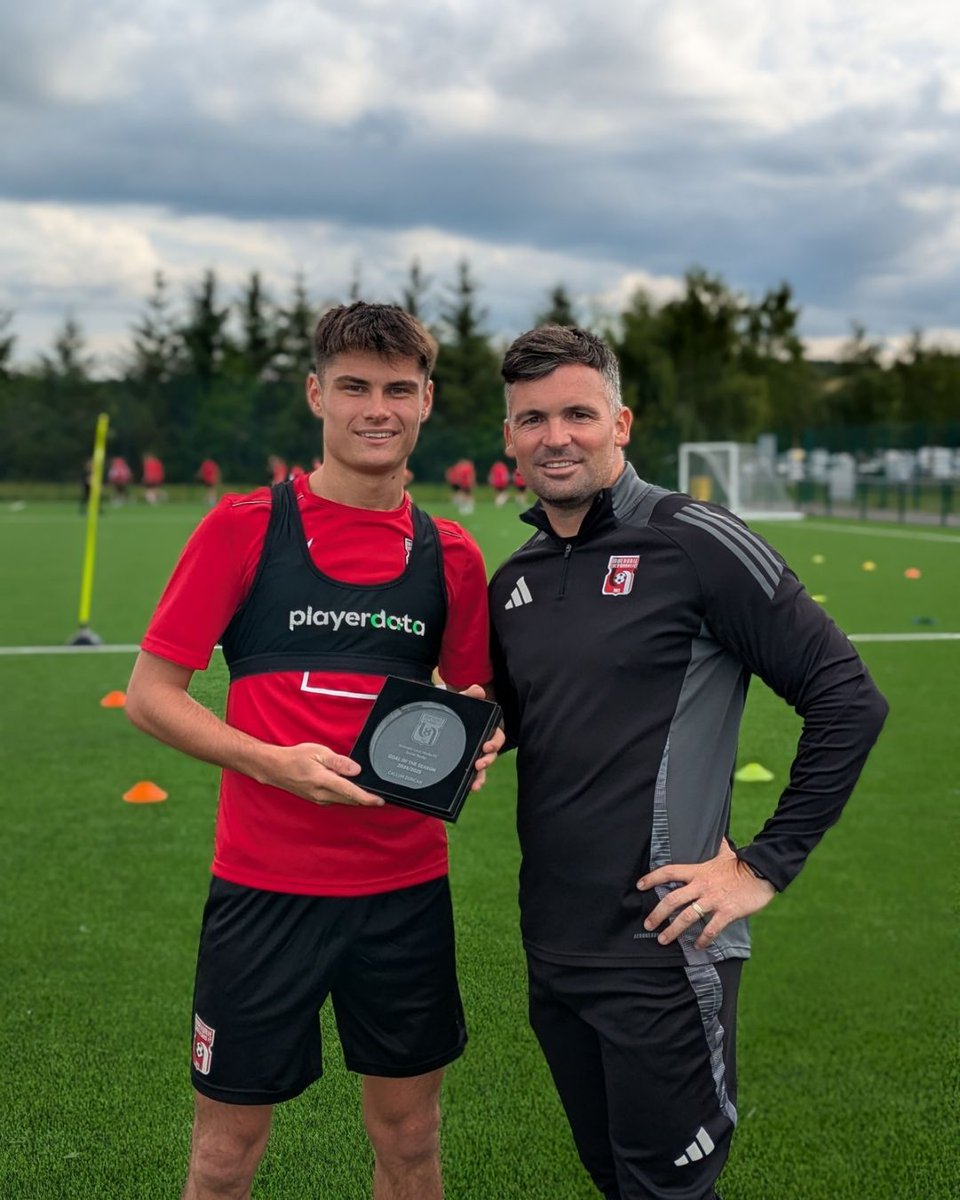 𝗚𝗢𝗔𝗟 𝗢𝗙 𝗧𝗛𝗘 𝗦𝗘𝗔𝗦𝗢𝗡

With the squad back in training, Callum Duncan was presented with his Goal of the Season award by Dean Donaldson for that strike vs Buckie Thistle — as voted by you!

Congratulations again, Callum! 👏

#InverurieLocos 🚂