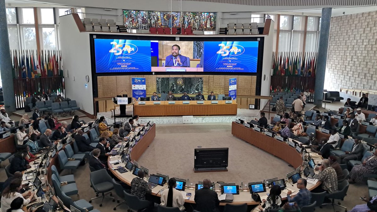 TwendeMnE's tweet image. Une table ronde très importante est sur le point de commencer ici à #AfrEA25, sur le thème "Engagement des Etats africains en faveur de l'evaluation des politiques, de l'utilisation des données probantes et du renforcement des systèmes nationaux d'évaluation."
@tweet_afrea