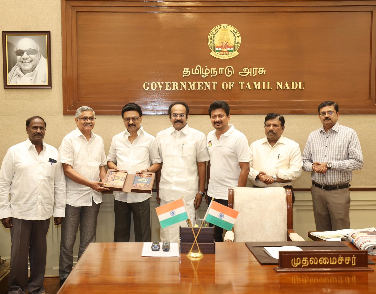 "வரலாறு கூறும் தமிழ்நாட்டுக் காசுகள்" என்ற, நம் தமிழ் மண்ணில் 2000 ஆண்டுகளுக்கு முன்பிருந்தே பயன்பாட்டில் இருந்த நாணயங்களின் தொகுப்பையும், வரலாற்றின்  ஒவ்வொரு காலகட்டத்திலும் அவை பரிணமித்த விதத்தையும் உள்ளடக்கிய இரண்டு தொகுதிகள் கொண்ட இந்நூலினை, இன்று மாண்புமிகு தமிழ்நாடு