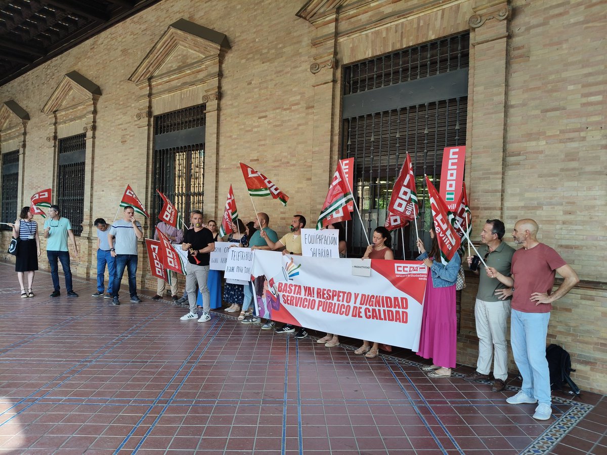 📢Después del pasado lunes continuamos concentrándonos por las oficinas de extranjería 

⭕No pararemos hasta conseguir la solución a la carga de trabajo y las condiciones pésimas de la plantilla