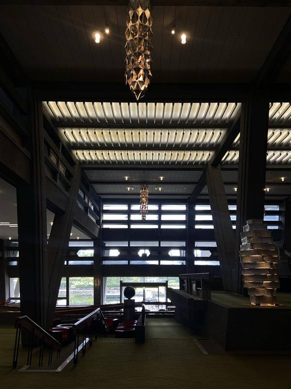 ＼今日の京都国際会館／

外は梅雨を通り越して真夏が来たような天気ですね。
京都国際会館のロビーはそんな蒸し暑さを忘れさせるくらい、
のんびりと穏やかな空気が流れています。

今週日曜日、6月22日はOpen Day。
ぜひ京都国際会館のモダニズム建築が美しい空間で、