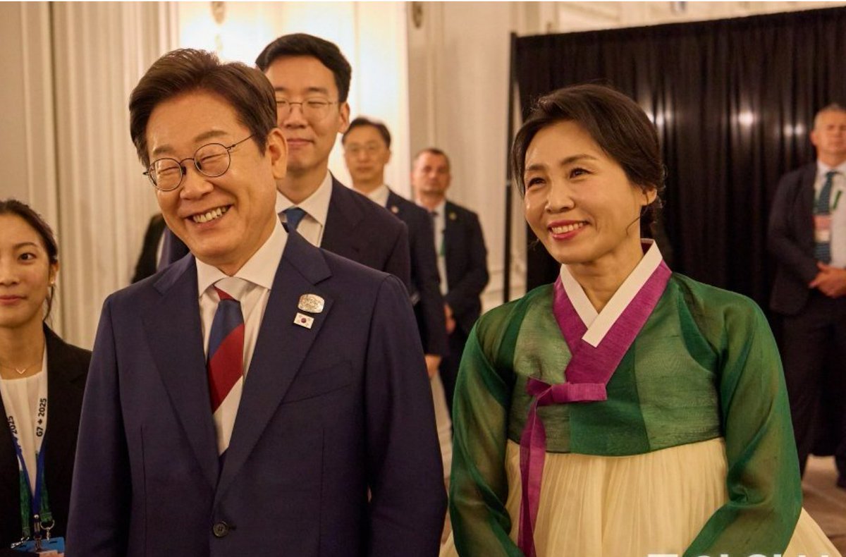 "집안이 바로 다스려지지 못하여 천륜을 무너뜨리고 어지럽히면 종일 바람 불고 사나우며, 녹의황상(綠衣黃裳)이 된다"
(중종실록 인용. 지어낸 말 아닙니다!)

하필 김혜경 여사가 입은 한복 색상이 녹의황상이네요. 

집구석이 망가진 것을  녹의황상이라고 표현함.  
혹시 의도적으로 멕인건가?