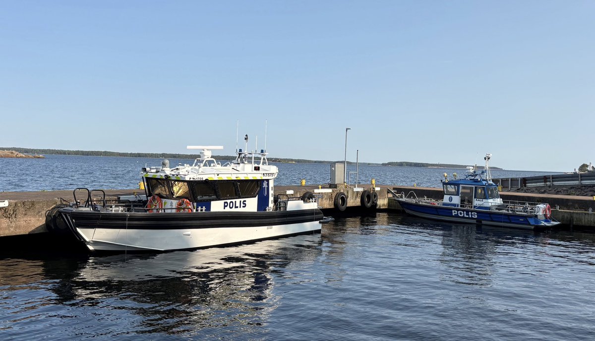@poliisikaakko’n vanha poliisivene vaihtui uuteen poliisin isoon partioveneeseen. Kesäkuun alussa olemme kouluttaneet käyttäjät ja nyt partioimme sillä kesällä päivittäin Kaakkois-Suomen merialueilla Suomenlahdella. 
Kuvassa uusi ja vanha vene #vesiliikenne #poliisi #valvonta