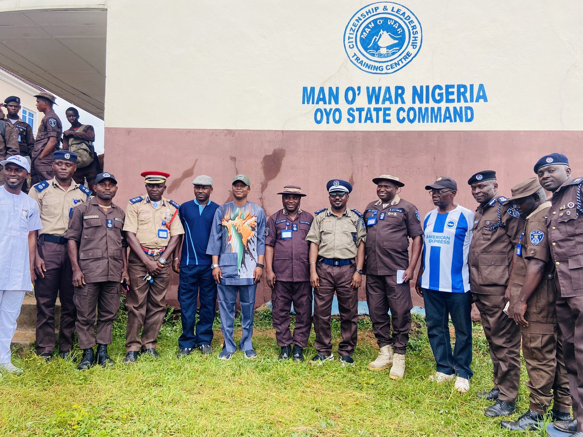 ADMINISTRATOR, ACADEMICIAN(DOCTOR), NOW WAR MARSHAL.

On Saturday, 14th June, 2025, the Chairman and Sole Administrator of Oyo State Pacesetter Transport Services, Hon. Dr. Dikko Salami added an additional feather to his cap as he was decorated as Chief War Marshal, Man O’ War