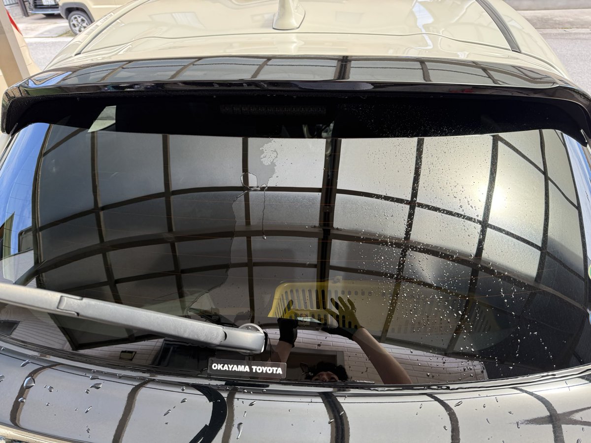 carwashtanatana's tweet photo. 週末、嫁車の窓がヒドイ事になってたのでNeedaさんのN-7 ガラスクリーナーを使ってみました!😃
動画通りに塗り広げる事、数回で油膜は勿論ですが水アカも取れました!🤩
少しコツが必要な気がしますが楽チンで非常に良い商品です!😁
スタメン確定です!😆
#Needa
#ガラスクリーナー https://t.co/FFgtwjMvqB