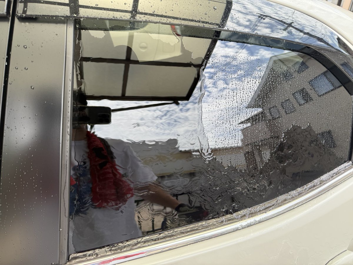 carwashtanatana's tweet photo. 週末、嫁車の窓がヒドイ事になってたのでNeedaさんのN-7 ガラスクリーナーを使ってみました!😃
動画通りに塗り広げる事、数回で油膜は勿論ですが水アカも取れました!🤩
少しコツが必要な気がしますが楽チンで非常に良い商品です!😁
スタメン確定です!😆
#Needa
#ガラスクリーナー https://t.co/FFgtwjMvqB