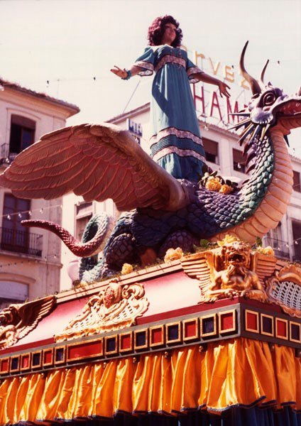 Hoy cumple el dragón 50 años. Realizado en 1975 por el valenciano fallero Vicente Luna Cerveró. Costó,  junto al carro estrenado ese año, 140 mil pesetas. El nuevo maniquí  estrenado entonces, diez mil (sólo presionaría entre 1975 y 1978). La foto es de aquel año.