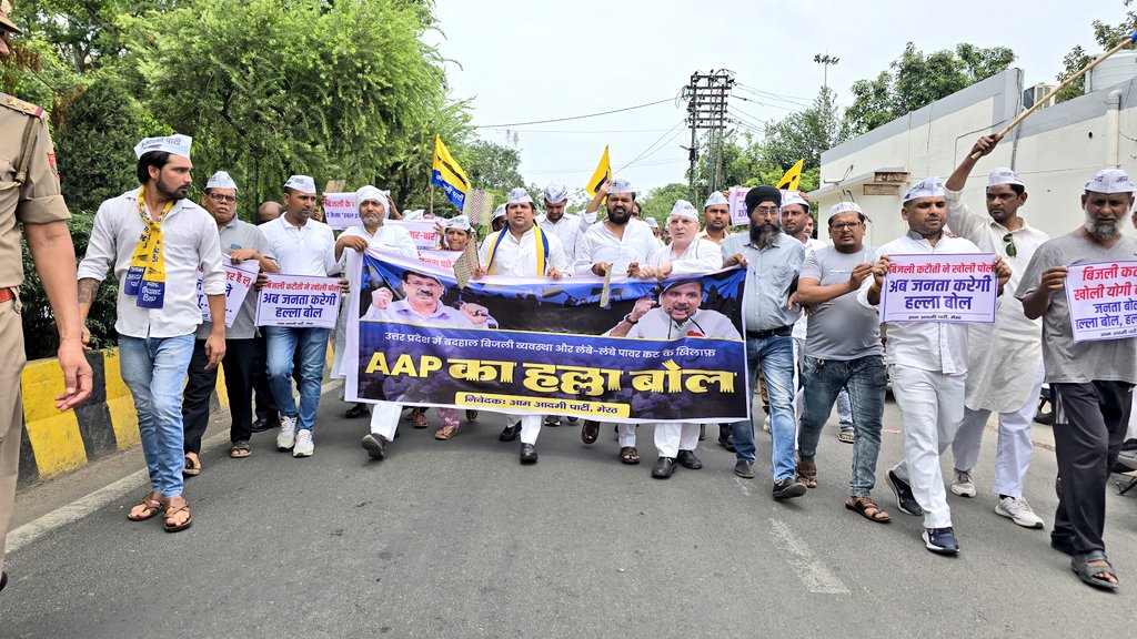 AAPUttarPradesh's tweet photo. योगी सरकार में बदहाल बिजली व्यवस्था और घंटों पॉवर कट के खिलाफ़ मेरठ जनपद में प्रदेश प्रवक्ता व मेरठ जिलाध्यक्ष @AnkushAAP जी के नेतृत्व में AAP कार्यकर्ताओं ने विरोध प्रदर्शन कर महामहिम राज्यपाल महोदया जी को संबोधित ज्ञापन प्रशासनिक अधिकारी को सौंपा।

घर में अंधेरा, बाहर लू,
जनता बोले — थू… थू…थू…

#AAP_का_बिजली_आंदोलन