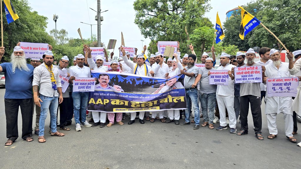 AAPUttarPradesh's tweet photo. योगी सरकार में बदहाल बिजली व्यवस्था और घंटों पॉवर कट के खिलाफ़ मेरठ जनपद में प्रदेश प्रवक्ता व मेरठ जिलाध्यक्ष @AnkushAAP जी के नेतृत्व में AAP कार्यकर्ताओं ने विरोध प्रदर्शन कर महामहिम राज्यपाल महोदया जी को संबोधित ज्ञापन प्रशासनिक अधिकारी को सौंपा।

घर में अंधेरा, बाहर लू,
जनता बोले — थू… थू…थू…

#AAP_का_बिजली_आंदोलन