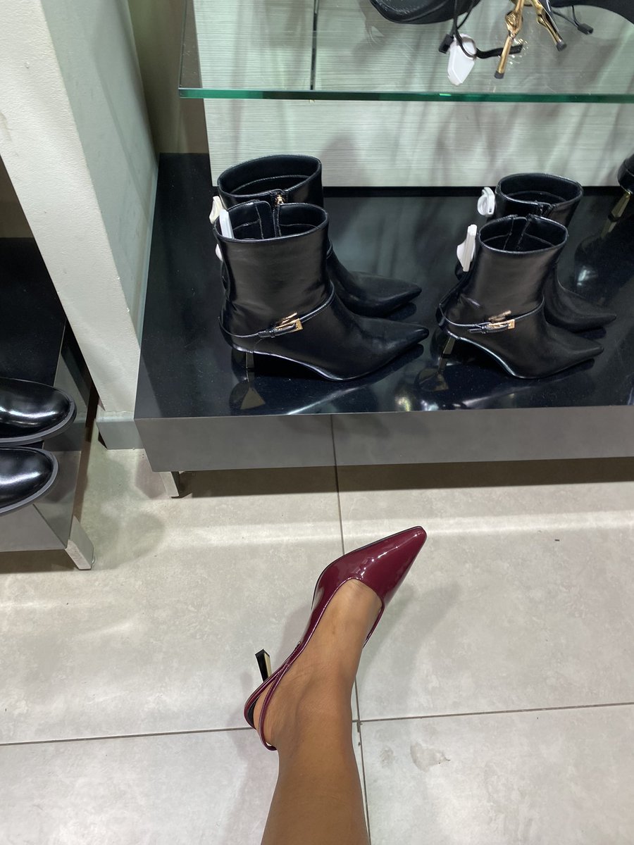 lewinsky1501's tweet photo. Taba ya gore mosadi o apara size 7 ase yona ( ME)😭 https://t.co/rudc2A1xU1