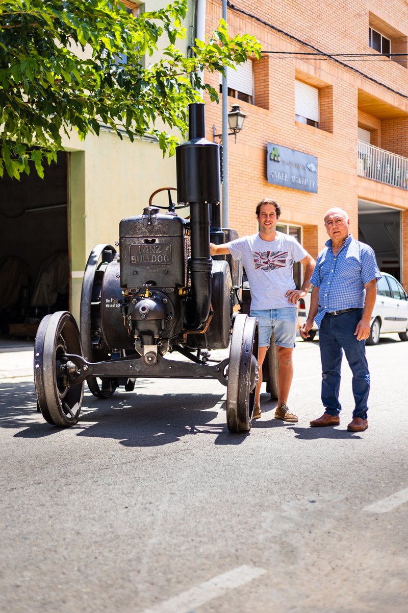 🔥Así se arranca un TRACTOR de los años 30🔥

🎥VÍDEO: youtube.com/shorts/Ex6KKNv…

La familia Martínez de Alcañiz nos demuestra cómo arrancar un tractor Lanz Bulldog monocilíndrico de "cabeza caliente" que pronto será centenario. Un ritual a base de tiempo, esfuerzo, ¡y fuego!