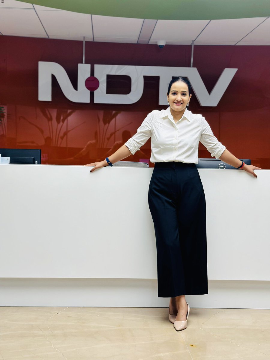 MinakshiKandwal's tweet photo. जीवन के कार्यक्षेत्र का अगला पड़ाव @ndtvindia जहां कन्सल्टिंग एडिटर के रुप में योगदान दूंगी। News Beatz पर आप लोग अक्सर मुझे लिख रहे थे कि टीवी में वापसी करिए... और जीवन की दशा दिशा में NDTV जिस संजीदगी और जिम्मेदारी के साथ प्रवाह में आया, मुझे लगा ये एक बड़े लक्ष्य के लिए जरुरी है। बाबा के आशीर्वाद से शुंभारंभ हो गया है। शो की जानकारी जल्द साझा करूंगी। लेकिन जैसे आपने टीवी की पिछली पारी और स्वतंत्र पत्रकारिता में मेरे परिवार जैसा साथ निभाया, आगे भी वो भरोसा, साथ और शुभेच्छा बनाए रखिएगा।
@rahulkanwal धन्यवाद इस नए अवसर के लिए। पूरी कोशिश रहेगी अब तक जिस तरह से पत्रकारिता करते आए हैं, उसे नई ऊंचाइयों और दर्शकों के भरोसे पर गहराई के साथ स्थापित करने की।
जय बद्रीकेदार,
जय महाकाल
जय मां..