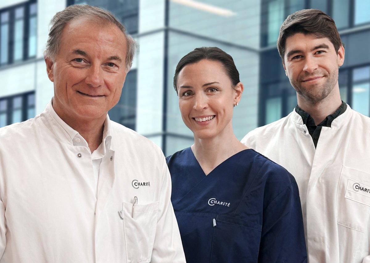 ChariteBerlin's tweet photo. 🎙️ Wir haben einen neuen #Podcast! In „Geburt in der Charité“ liefert die Klinik für #Geburtsmedizin zuverlässige Infos zu den Themen #Schwangerschaft, #Geburt & #Wochenbett. In der ersten Folge geht es um die #Kaisergeburt. Wie läuft sie ab & was ist das Besondere an einer Kaisergeburt an der #CharitéBerlin? 🎧 Jetzt reinhören: https://t.co/TyrWRXqrXo
Im Bild (v.l.n.r.): Prof. Wolfgang Henrich, Direktor der Klinik für Geburtsmedizin, Hebamme Julia Blumenstein, Dr. Paul Rostin, Assistenzarzt & Host des Formats.
#geburtindercharité