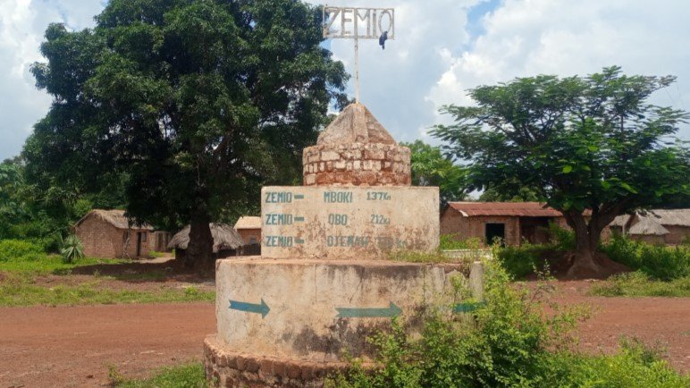 stopwagnergroup's tweet photo. 3/5 Since May 2025, #Zémio has lived under the grip of raids orchestrated by #Wagner. The maternity ward, health center, and even the Catholic parish have been looted. In #Paoua, motorcycles are confiscated from civilians. Summary executions — including those of young militiamen on June 1 — have further fueled hatred. Even the FACA (Central African Armed Forces) have distanced themselves and refuse to conduct joint operations.