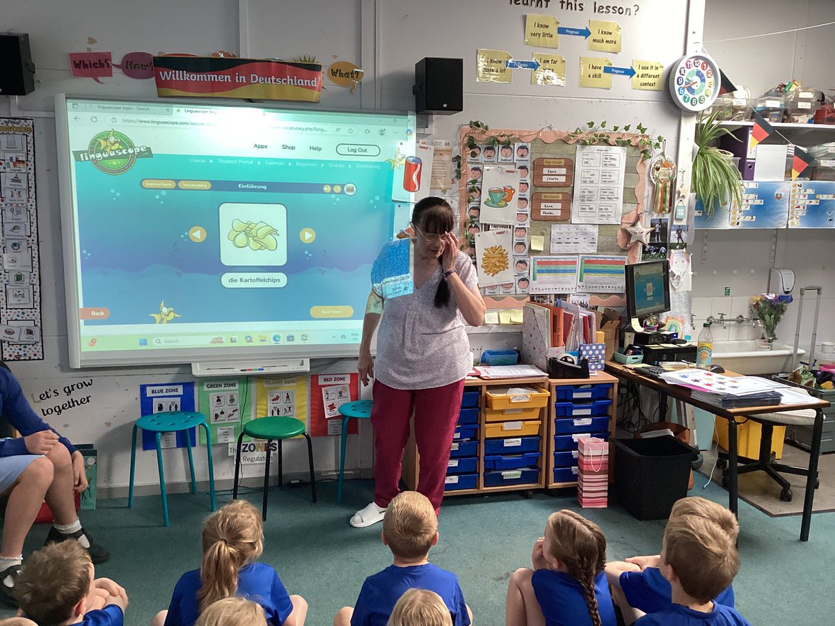 The Shrews have loved having Mrs Broadbent teaching them an introduction to German this morning. They learnt to count to 10 and they learnt some colours.