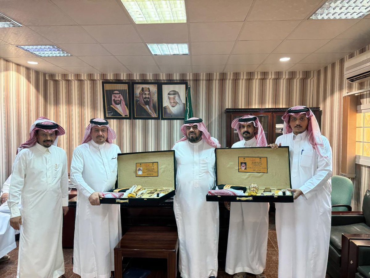 alshaber's tweet photo. أقدم شكري وتقديري وامتناني لسعادة الدكتور محمد بن عويس آل كليب رئيس قسم تنمية القدرات وإلى سعادة الدكتور سعد بن عبدالله آل خضير الهواملة والزملاء لتكريمي بمناسبة تقاعدي المبكر
شكراً من الأعماق. https://t.co/vuRvt7IdgA
