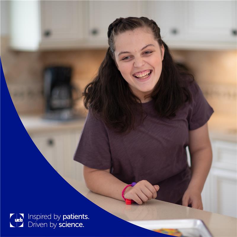 Las encefalopatías epilépticas y del desarrollo (EED) no solo afectan a los niños. Mia tiene 17 años y vive con el síndrome de Dravet (SD). Para muchas personas que viven con el SD, la transición de la atención pediátrica a la de adultos es uno de los mayores desafíos.

👉 Obtén