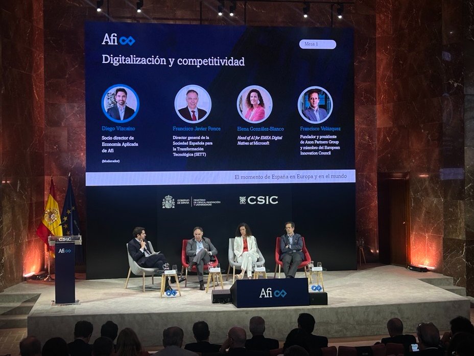 Afi (@afi_es) on Twitter photo Comienza la 1ª mesa: digitalización y competitividad.
Participan: Javier Ponce de <a href="/SETT_Spain/">SETT</a>, <a href="/elenagbg/">Elena González-Blanco</a> de <a href="/Microsoft/">Microsoft</a> y Francisco Velázquez de <a href="/AxonPG/">Axon Partners Group</a>.
Modera: <a href="/diegovizcainod/">DiegoVizcaínoDelgado</a> Comienza la 1ª mesa: digitalización y competitividad.
Participan: Javier Ponce de <a href="/SETT_Spain/">SETT</a>, <a href="/elenagbg/">Elena González-Blanco</a> de <a href="/Microsoft/">Microsoft</a> y Francisco Velázquez de <a href="/AxonPG/">Axon Partners Group</a>.
Modera: <a href="/diegovizcainod/">DiegoVizcaínoDelgado</a>