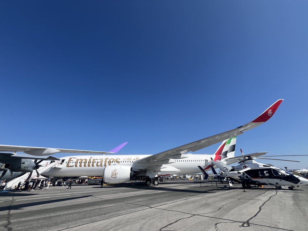 AirbusintheUK's tweet image. Our beautiful new #A350 Emirates aircraft ft. UK made wings #PAS25