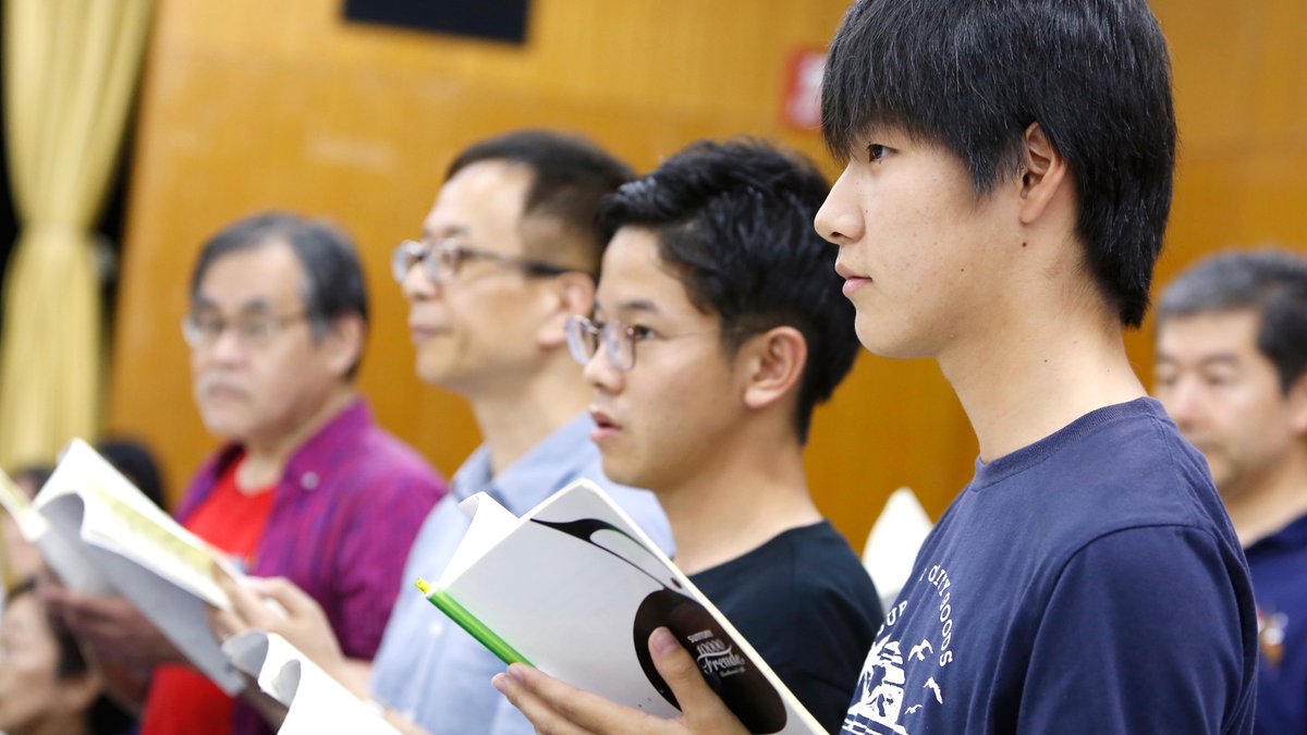 レッスンでは、歌のスキルアップはもちろん、
先生もユニークで毎回笑いが絶えません！

歌っていくうちに、自然と仲間も増え、
ハーモニーを奏でる喜びを感じられます🎵

「合唱ってこんなに楽しいんだ！」ってきっと実感できますよ💕

一緒に最高の思い出作りましょう✨

#サントリー1万人の第九