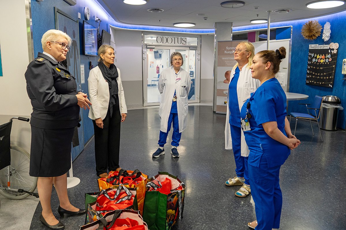 Pelastusopisto's tweet image. Pelastusopisto haastoi henkilökunnan ja opiskelijat neulomaan pieniä villasukkia KYSin synnytysosastolle Kuopion kaupungin 250-juhlavuoden kunniaksi – Eilen 303 paria villasukkia luovutettiin KYSin synnytysosastolle.
Lue lisää: pelastusopisto.fi/uutisia/pelast…
#pelastusopisto
