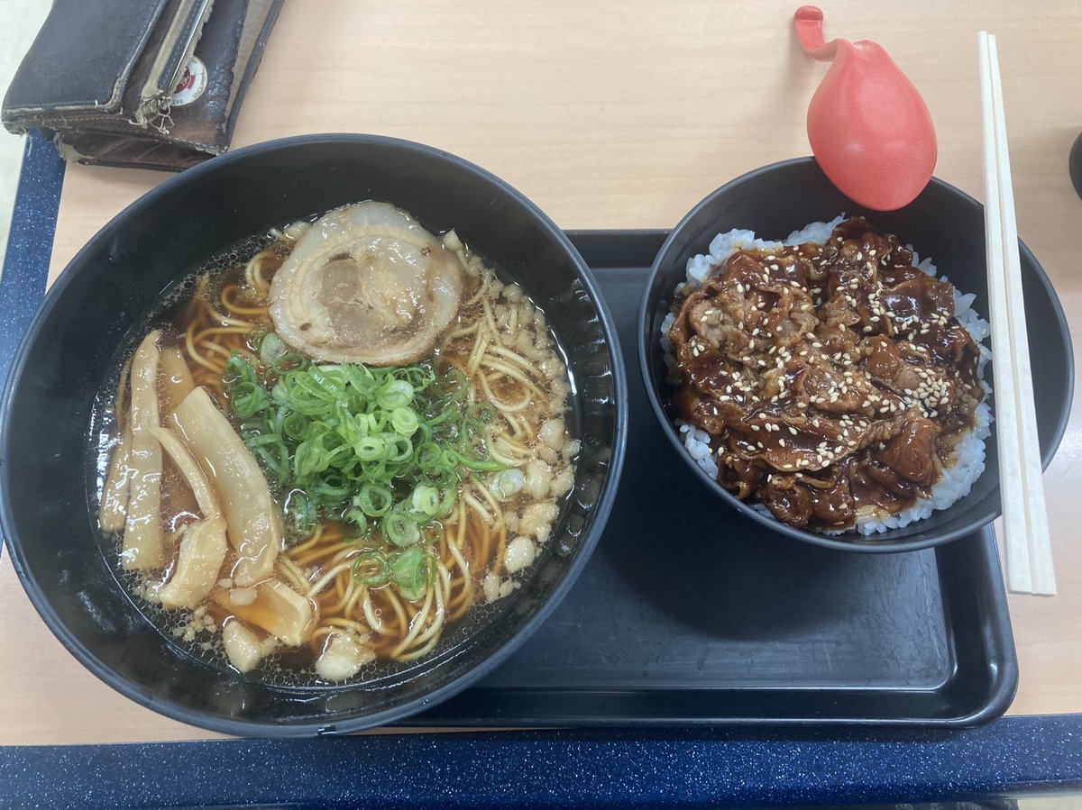 とりあえず広島宮島までは帰ってきた🎶✨
ので、昼夜兼用ご飯😋🍴
楽しみにしておった尾道ラーメン🥰
個人的に大好きな広島名物♥️
なぜにセットがカルビ丼なのかは不明…🙄
お腹いっぱい🍜(｡-∀-｡)

あと4時間、頑張るぞぃ💪✨🚚³₃