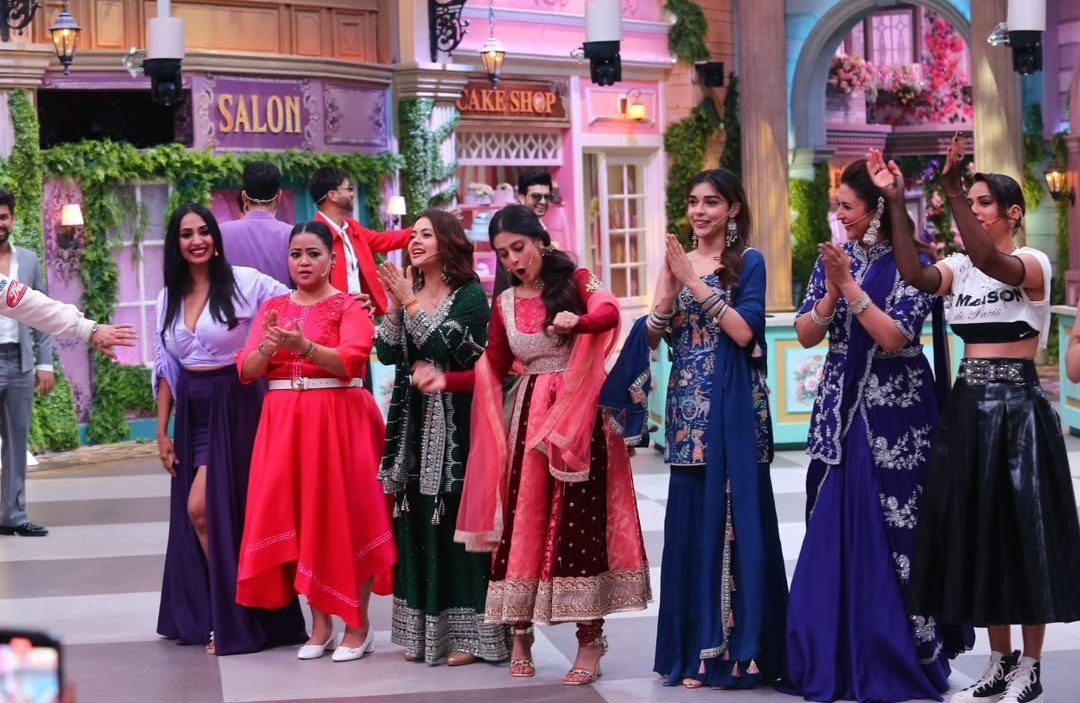 π»π΄π΄π½π° Lπ€VER (@leenalovers) on Twitter photo First Glimpse of DB with all leading ladies at #LaughterChefs2 β€β€β€ <a href="/Devoleena_23/">Devoleena Bhattacharjee</a> you look beautiful β¨
#DevoleenaBhattacharjee First Glimpse of DB with all leading ladies at #LaughterChefs2 β€β€β€ <a href="/Devoleena_23/">Devoleena Bhattacharjee</a> you look beautiful β¨
#DevoleenaBhattacharjee