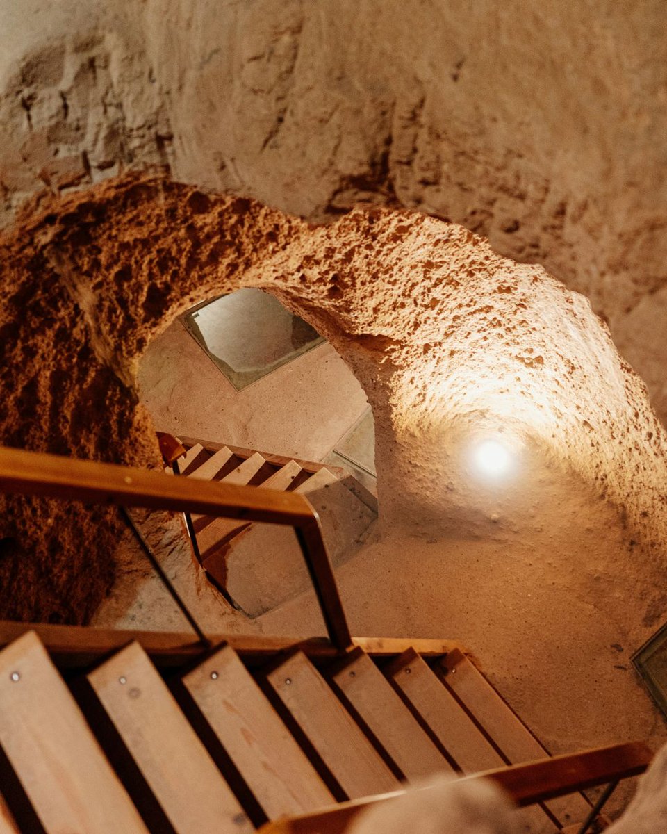 MIÉRCOLES DE MISTERIOS 👀
📍Ciudad subterránea de Derinkuyu, #Turquía
Tiene pasadizos secretos, puertas de piedra que se cierran desde dentro, sistemas de ventilación avanzadísimos y conductos de agua. Todo esto… construido hace miles de años.