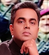 " वो आदमी जिसने पत्रकारिता को मारा, और फिर उसकी चिता पर बैठ कर हेडलाइन पढ़ी।"

प्रिय सुशांत सिन्हा, <a href="/SushantBSinha/">Sushant Sinha</a>

एक कमरा है मेरे पास, कुछ नए और कुछ पुरानी किताबें, और उन किताबों के बगल में,  एक अख़बार है जिसे अब पढ़ा नहीं जाता - क्योंकि उसमें न ख़बर होती है, न पत्रकार। सिर्फ