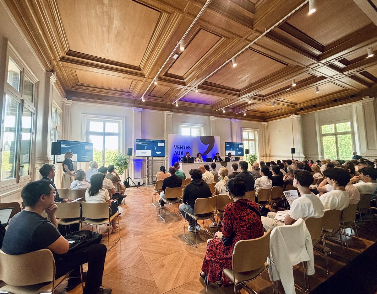🏠 Salle comble pour la toute première vente aux enchères dans la nouvelle salle des Adjudications de la Chambre des Notaires de Paris : une reprise en présentiel réussie, portée par un public nombreux et engagé :-)

Merci aux notaires, équipes, vendeurs, acquéreurs et