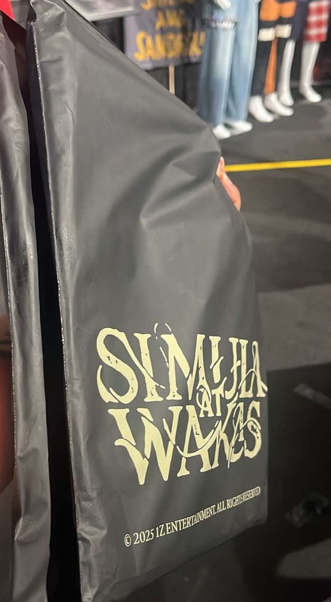 guys baka may nakita kayong 2 shirts ng simula at wakas somewhere sa novotel. 1 dark and 1 light pls pls pls naiiyak na akooo kahapon pa :(((( huhuhuhu im so desperate😭😭😭😭