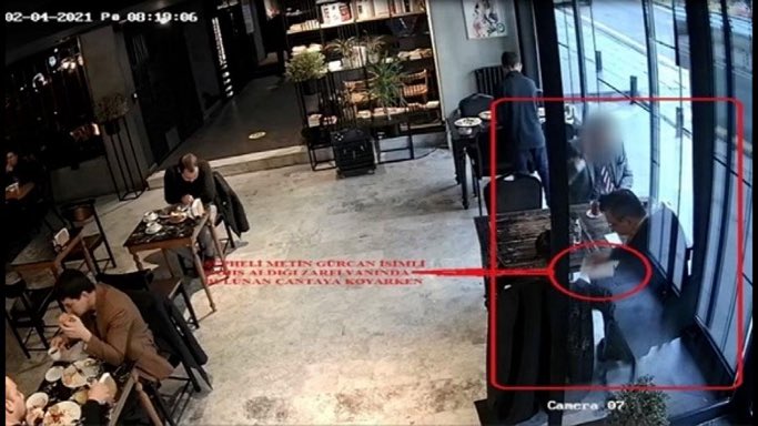 Görüntelerde ki kişi eski asker ve DEVA Partisi Kurucu Üyesi Metin Gürcan. Devletin güvenliği için gizli kalması gereken belgeleri yabancı istihbarat servislerine sattı. Kendiside tutuklandı. Ali Babacan'ın da gözaltına alınıp ifadesinin alınması lazım.