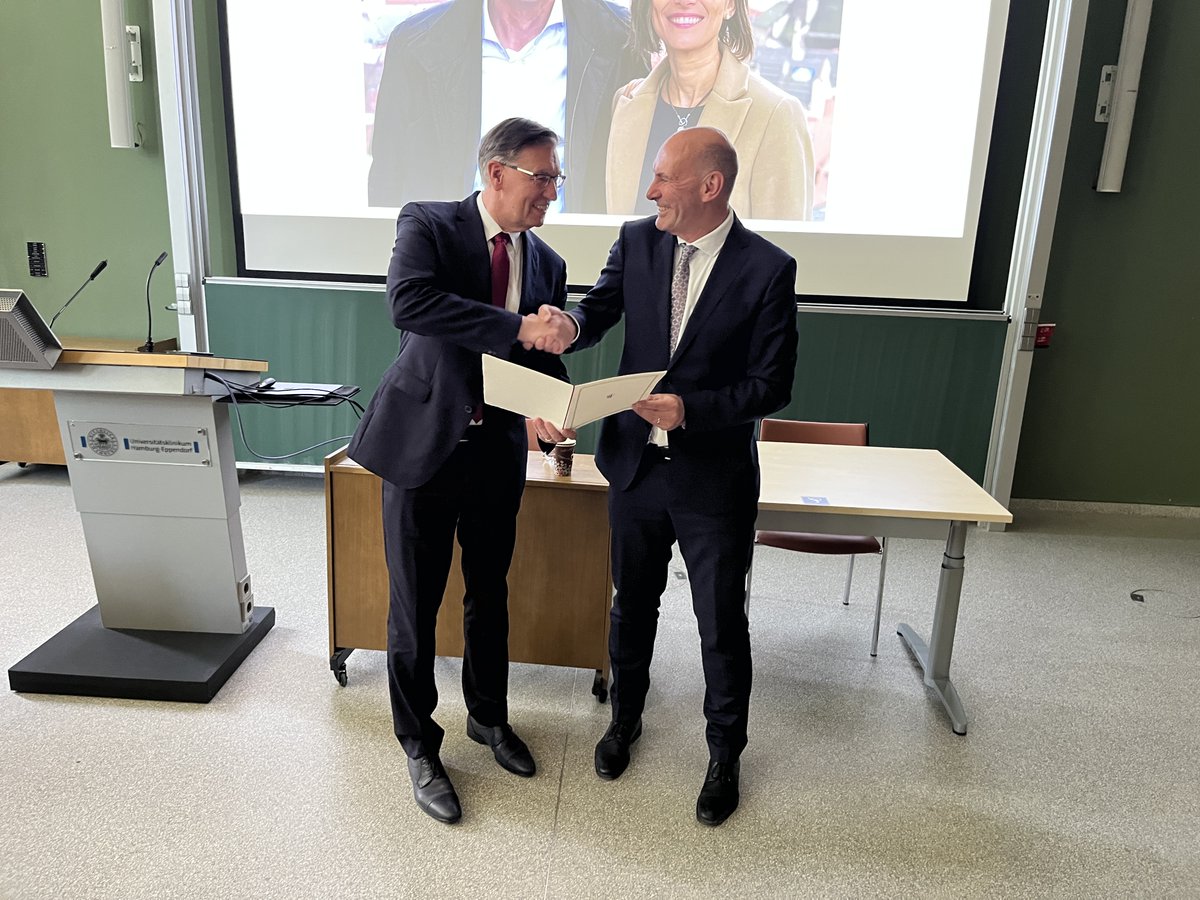 Hohe Anerkennung für jahrelange herausragende Leistungen in der #Krebsforschung: Prof. Florian Lordick, Direktor des #UCCL erhält den diesjährigen Wilhelm-Warner-Preis! Die renommierte Auszeichnung geht damit erstmals nach Leipzig. Herzlichen Glückwunsch! 
uniklinikum-leipzig.de/presse/Seiten/…