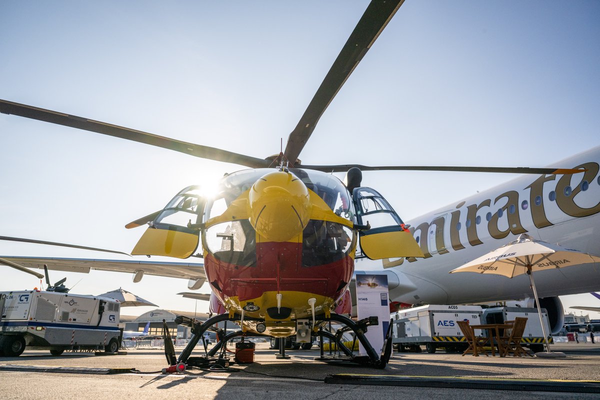 AirbusCareers's tweet image. Welcome to day 3 of #PAS2025! 
Today we are showing you the show from above! Which one of our products displayed is your favourite? 🤔
Of course, we couldn't miss some close-up shots as well. 👀 

#ParisAirshow #TeamAirbus