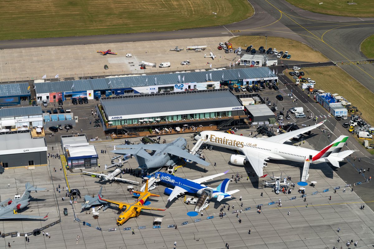 AirbusCareers's tweet image. Welcome to day 3 of #PAS2025! 
Today we are showing you the show from above! Which one of our products displayed is your favourite? 🤔
Of course, we couldn't miss some close-up shots as well. 👀 

#ParisAirshow #TeamAirbus