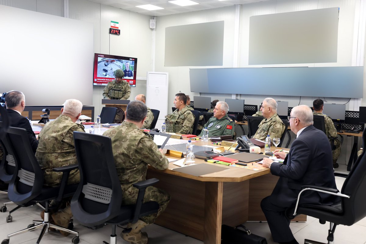 Millî Savunma Bakanı Yaşar Güler; beraberinde Genelkurmay Başkanı Orgeneral Metin Gürak, Kara Kuvvetleri Komutanı Orgeneral Selçuk Bayraktaroğlu ve Hava Kuvvetleri Komutanı Orgeneral Ziya Cemal Kadıoğlu ile Van’a gitti. Van Valisi Ozan Balcı tarafından karşılanan Bakan Yaşar