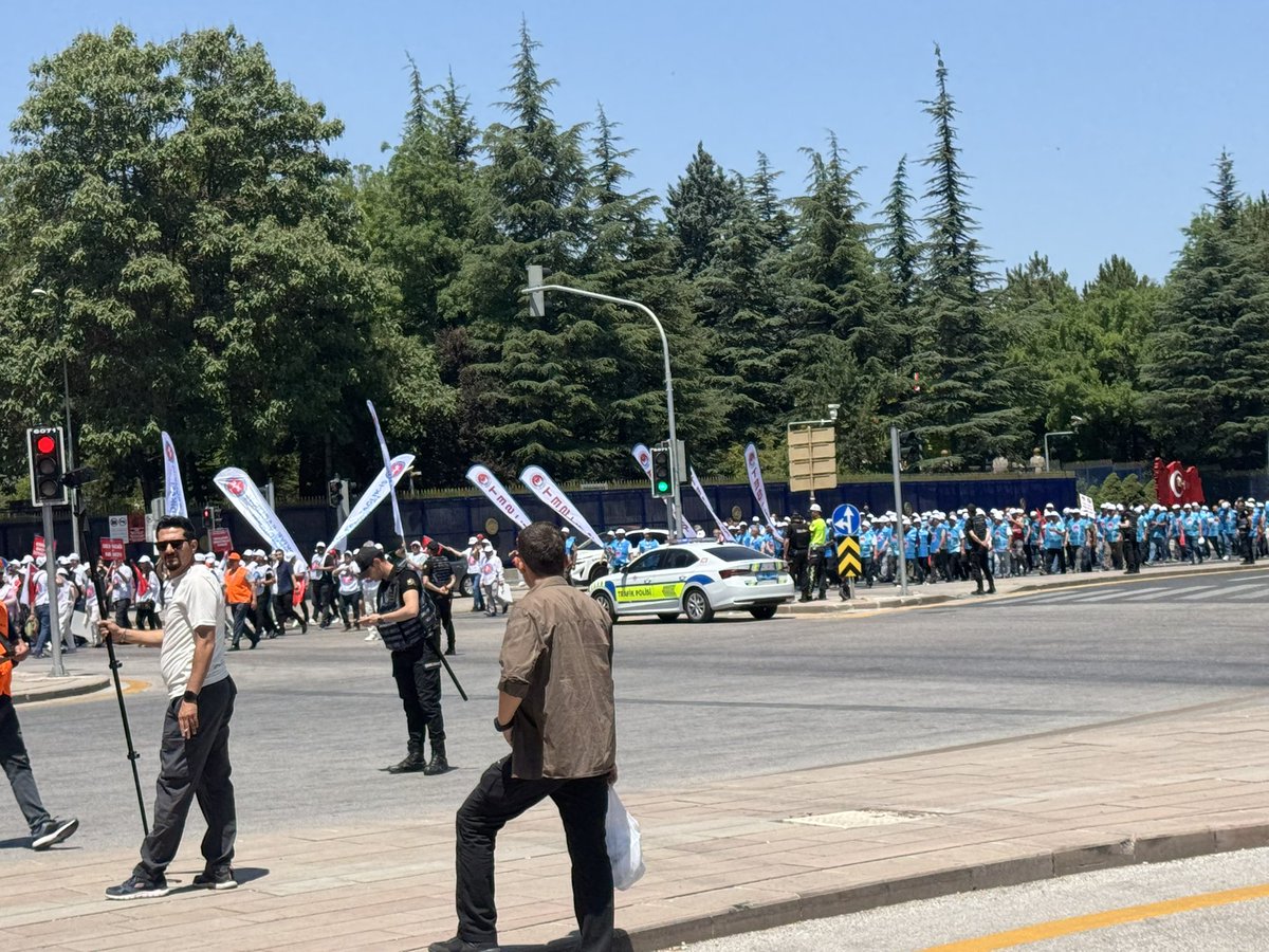 İşçiye hakaret edenlere etkili,etkin eylemlerle cevap verilmedikçe emekçinin hakkını alması hayaldir.Tüm emekçilerin beraber olacağı birlikten gelen gücünü kullanacağı eylem kararları almak zaruridir.İşçiyiz,Haklıyız KAZANACAĞIZ!@csgbakanligi <a href="/HMBakanligi/">T.C. Hazine ve Maliye Bakanlığı</a> <a href="/turkiskonf/">TÜRK-İŞ</a> <a href="/hakiskonf/">HAKİŞ KONFEDERASYONU</a>