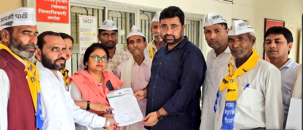 AAPUttarPradesh's tweet photo. योगी सरकार में बदहाल बिजली व्यवस्था और घंटों पॉवर कट के खिलाफ़ अमरोहा जनपद में रुहेलखंड प्रांत अध्यक्ष @MeMdHaider जी की उपस्थिति एवं जिलाध्यक्ष कुशल चौधरी जी के नेतृत्व में AAP कार्यकर्ताओं ने विरोध प्रदर्शन कर महामहिम राज्यपाल महोदया जी को संबोधित ज्ञापन प्रशासनिक अधिकारी को सौंपा।

घर में अंधेरा, बाहर लू,
जनता बोले — थू… थू…थू…

#AAP_का_बिजली_आंदोलन