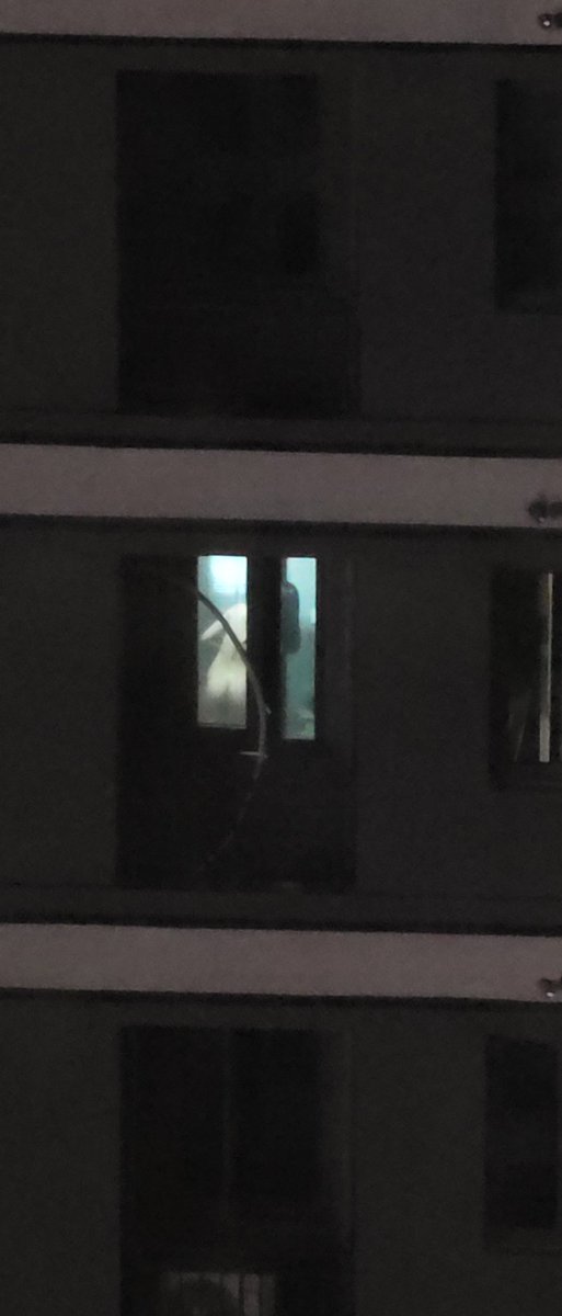 你怎么不拉窗帘呢😂