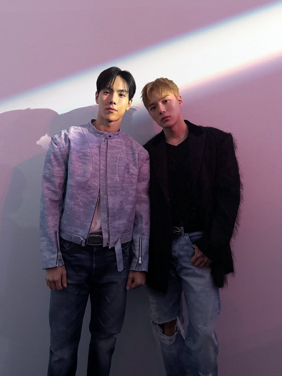 나는 이렇게 자연스러운 모습의 형을 좋아해
요즘 운동도 이것저것 매일물어보는데 항상 진지하게 대답해줘서 고맙고 건강해줘서 고맙고 있어줘서 고마워형 될지모르겠지만 형이 의지할수있는 동생이 되도록 노력할게! 생일진심으로축하해 태어나줘서 진심으로고마워!🎉 #민혁 #셔누로_완성되는_여름날