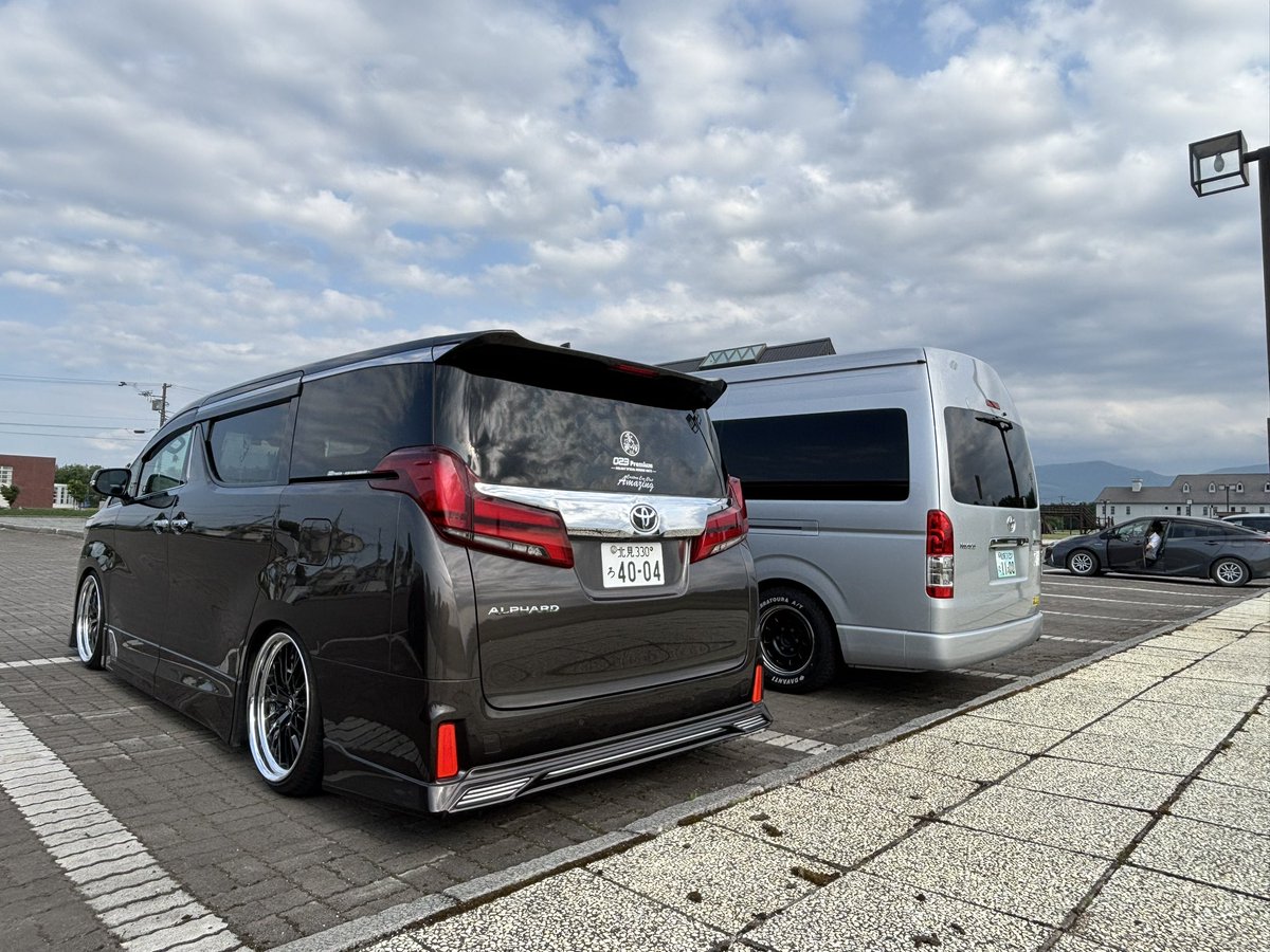 仕事終わりで友達と車談義
たまにはこんな時間もいいよね〜