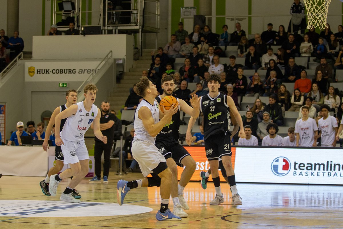 Mit Nico Höllerl und Finn Döntgens haben wir zwei Nachwuchsspieler mit Doppellizenz in den erweiterten Bundesliga Kader für die kommende Saison aufgenommen.

🗞️ den kompletten Bericht gibts auf unserer Homepage!

#FreakCity 
📸Daniel Löb / BBC Coburg