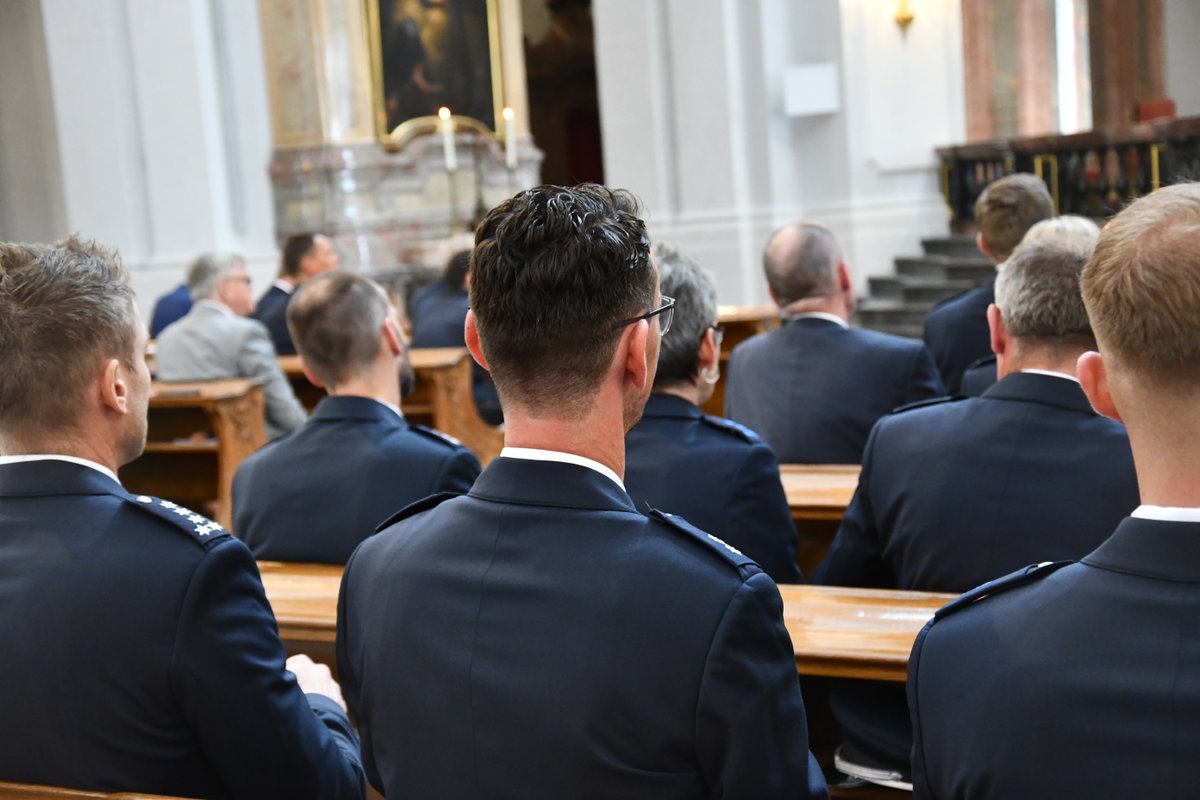 100 Gäste der #Polizei aus #Sachsen &amp; #Thüringen, aus Politik &amp; Kirchen kamen gestern in #Dresden zur Vesperandacht &amp; Begegnung zusammen. Minister Schuster <a href="/SMIsachsen/">Innenministerium Sachsen</a> betonte den Wert seelsorglichen Beistands in einem herausfordernden Berufsumfeld.

Mehr: bistum-dresden-meissen.de/aktuelles/poli…